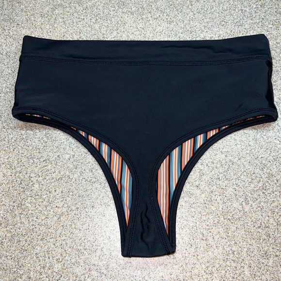 Reversible two piece bathing suit Fae Swim Bikini multicolored stripe & Black - Picture 8 of 14